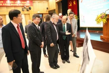 L'exposition photographique « Les relations d’amitié entre le Vietnam et la République tchèque » teneue dans le cadre de la rencontre. Photo : thoidai.com.vn