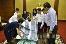 Lors de la séance de travail. Photo : baohoabinh.vn