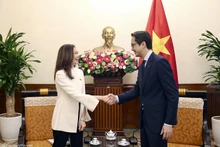 Le vice-ministre des Affaires étrangères, Do Hung Viet (à droite) a reçu 5 mars à Hanoi, Pauline Tamesis, coordonnatrice résidente de l’ONU au Vietnam. Photo : baoquocte.vn