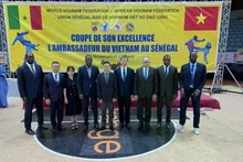 L'ambassadeur du Vietnam en Algérie et au Sénégal, Tran Quoc Khanh (au centre), sur une photo de groupe lors de la récente Coupe annuelle de Vovinam des ambassadeurs organisée au Sénégal. Photo : VNA.