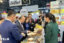 L'ambassadeur du Vietnam en France, Dinh Toàn Thang, visite un stand vietnamien au SIAL de Paris. Photo : VNA.