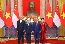 Le Président Nguyên Xuân Phuc et la Présidente singapourienne Halimah Yacob. Photo: VNA