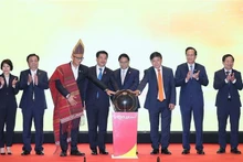 Le Premier ministre vietnamien, Pham Minh Chinh (au centre) à la cérémonie d’inauguration d’une ligne aérienne directe reliant Jakarta à Hanoi. Photo : VNA.