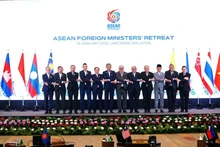 Les ministres des AE de 10 pays membres de l'ASEAN, le ministre des AE du Timor-Leste et le secrétaire général de l'ASEAN prennent une photo. Photo : VNA.
