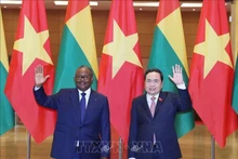 Le président de l'Assemblée nationale du Vietnam Tran Thanh Man (droite) rencontre le président de Guinée-Bissau, Umaro Sissoco Embaló. Photo : VNA.