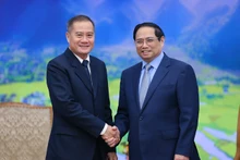 Le Premier ministre Pham Minh Chinh (à droite) reçoit la délégation de la KPL. Photo : VNA.