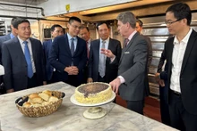Le directeur général de l’hôtel Omni Parker House, John Murtha, présente un certain nombre de documents et d’objets liés au Président Hô Chi Minh. Photo : baoquaocte.vn