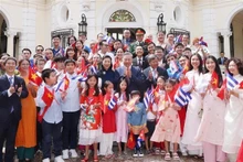 Le secrétaire général et président Tô Lâm pose avec les membres du personnel de l’ambassade du Vietnam et des représentants de la communauté vietnamienne à Cuba, le 26 septembre. Photo : VNA.