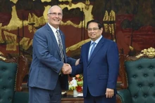 Le Premier ministre Pham Minh Chinh (à droite) et John Moolenaar, député de l’État du Michigan, chef de la délégation bipartite de la Chambre des représentants des États-Unis. Photo : NDEL.