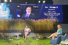 Trân Viêt Truong présente son intervention lors de la séance de discussion sur l'agriculture propre. Photo : VOV