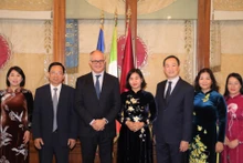 La délégation de Hanoï lors de sa rencontre avec le maire de Rome, Roberto Gualtieri. Photo : thoidai.com.vn
