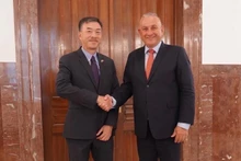 L'ambassadeur vietnamien en République tchèque Duong Hoai Nam (gauche) et le ministre tchèque de l'Industrie et du Commerce, Jozef Sikela. Photo : VNA.