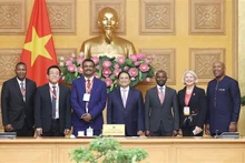Le Premier ministre vietnamien, Pham Minh Chinh (au milieu), et des responsables des Ministères de l’Agriculture des pays participant à la quatrième Conférence mondiale du Programme du SFS. Photo : VNA.
