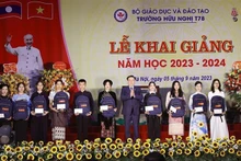 Vuong Dinh Huê a offert 10 ordinateurs à l'école et des cadeaux à 10 élèves exemplaires. Photo : VNA.