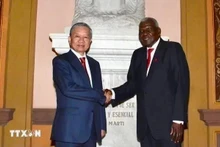 Entrevue entre le ecrétaire général et président vietnamien Tô Lâm (à gauche) et le président de l’Assemblée nationale de Cuba Esteban Lazo Hérnandez, à La Havane, le 26 septembre. Photo : VNA.
