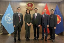Le chef de la Mission permanente du Vietnam auprès des Nations Unies, l'ambassadeur Dang Hoang Giang (3e à droite) a reçu le 17 octobre à New York, Mme Pauline Tamesis, coordinatrice résidente des Nations Unies au Vietnam. Photo : baoquocte.vn