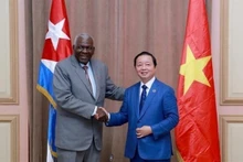 Le Vice-Premier ministre Trân Hông Hà (à droite) et le président de l'Assemblée nationale du pouvoir populaire (ANPP) de Cuba Esteban Lazo Hernández. Photo: VNA