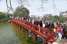 De nombreux touristes affluent vers le lac de l'Épée restituée. Photo : VNA.