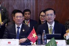 Le ministre des Finances, Hô Duc Phoc (à gauche), et le vice-gouverneur de la Banque d'État, Pham Quang Dung. Photo : VNA.