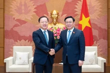 Le Président de l’Assemblée nationale, Vuong Dinh Huê (à droite) et le directeur financier de Samsung Electronics, Park Hark-kyu. Photo : VOV.