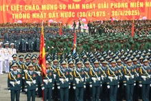Plus de 13 000 officiers et soldats des forces armées lors d'une séance d'entraînement des 36 blocs de forces armées participant au défilé célébrant le 50e anniversaire de la Libération du Sud et de la Réunification nationale (30 avril 1975 - 30 avril 2025), le 16 avril 2025 à l'aéroport de Bien Hoa (Dong Nai, au Sud). Photo : NDEL.