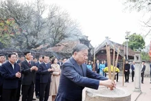 Le leader du PCV rend hommage aux ancêtres dans l'ancienne capitale de Hoa Lu dán la province de Ninh Binh. Photo ; VNA.