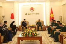 La rencontre entre le général de division Trinh Van Quyêt, directeur adjoint du Département général de la politique de l'Armée populaire du Vietnam et le général de brigade Khamphay Saphangneua, commissaire politique de de l'École de théorie politique de l'Armée populaire du Laos. Photo : VNA.