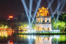 Le lac Hoàn Kiêm (Épée restituée), site touristique le plus visité à Hanoi. Photo : VNA.