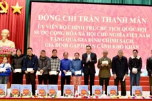 Trân Thanh Mân remet des cadeaux à des familles méritantes et des personnes démunies à Hà Tinh. Photo : VOV.