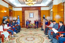 Séance de travail entre Lê Tiên Châu, secrétaire du Comité du Parti de la ville de Hai Phong et Yamada Junichi, vice-président permanent de la JICA. Photo : baodautu.vn