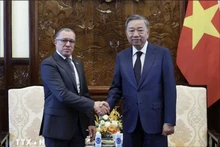 Le président Tô Lâm (droite) et l'ambassadeur de Colombie Miguel Ángel Rodríguez Melo. Photo : VNA.