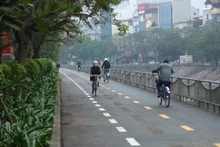La piste cyclable s'étend sur 2,3 km, de Nga Tu So à Cau Giay, en longeant la rivière To Lich. Photo : NDEL.