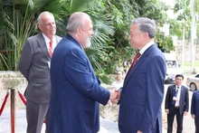 Le secrétaire général du Comité central du Parti communiste vietnamien et président de l'État, Tô Lâm (à droite), rencontre le Premier ministre cubain Manuel Marrero Cruz à La Havane le 26 septembre. Photo : VNA.