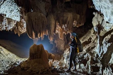 Dans une grotte récemment trouvée. Photo : toquoc.vn