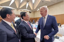 Le Premier ministre vietnamien, Pham Minh Chinh (à gauche), et le Président américain Joe Biden, se serrent la main, le 20 mai à Hiroshima, au Japon. Photo : VNA.