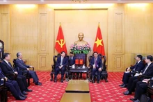 Nguyên Xuân Thang, directeur de l'Académie nationale politique de Hô Chi Minh et président du Conseil théorique central et Ly Zhiyong, président de l'Association nationale chinoise pour la recherche sur l’édification du Parti. Photo : VNA.