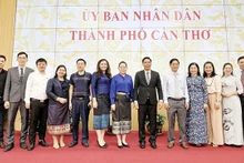 Des délégués du consulat général du Laos à Hô Chi Minh-Ville et de la ville de Cân Tho lors de la séance de travail. Photo : thoidai.com.vn.
