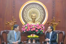 Le secrétaire du Comité municipal du Parti, Nguyên Van Nên (à droite) et le président du Parti japonais Komeito, Natsuo Yamaguchi. Photo : thoidai.com.vn