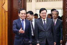 Le vice-Premier ministre vietnamien Tran Luu Quang (à gauche) reçoit le chef de l’exécutif de la région administrative spéciale de Hong Kong, Lee Ka-chiu. Photo : VNA.