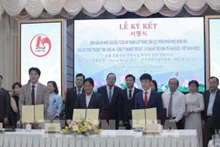 Signature de coopération entre le Service provincial de l'Industrie et du Commerce, le groupe sud-coréen Market Bridge Group et le Comité de soutien économique République de Corée - Vietnam. Photo : VNA.
