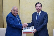 Le président du Comité populaire de la ville de Da Nang, Le Trung Chinh, et Orlando Hernández Guillén, ambassadeur de Cuba au Vietnam. Photo : VNA.