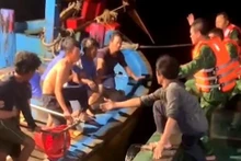 Les gardes-frontières de la province de Bà Ria-Vung Tàu reçoivent le 29 janvier les marins étrangers sauvés d'un bateau de pêche de la province de Binh Thuân. Photo : bariavungtau.com.vn