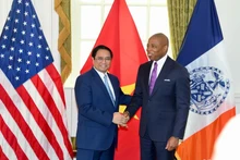 Le Premier ministre vietnamien, Pham Minh Chinh (à gauche) et le maire de New York, Eric Adams. Photo : VNA.