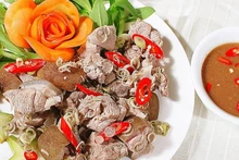 La viande de chèvre vietnamienne au jus de citron figure parmi les 36 meilleurs plats à base de chèvre au monde. Photo : Dulichninhbinh.