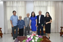 Lê Thi Thu Hang, vice-ministre des Affaires étrangères reçoit le professeur Trân Thanh Vân et son épouse, la professeure Lê Kim Ngoc. Photo : thoidai.com.vn