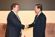 Le président du Comité populaire de Hô Chi Minh-Ville, Phan Van Mai (à droite) et le ministre finlandais du Commerce extérieur et du Développement, Ville Tavio. Photo : sggp.org.vn