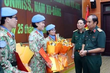 Le général de corps d’armée Phùng Si Tân et les trois officiers qui iront participer à la FISNUA et à la MINUSS. Photo : VNA.