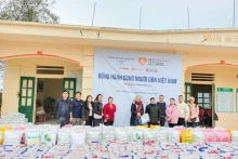 Remise des cadeaux de Têt de l'organisation Peace Winds Vietnam à des pauvre de Meo Vac. Photo : NDEL.