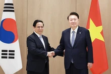Le Premier ministre Pham Minh Chinh (à gauche) et le président sud-coréen Yoon Suk Yeol. Photo : NDEL.