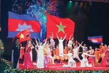 Une performance d'échange artistique entre le Vietnam et le Cambodge. Photo: VGP.